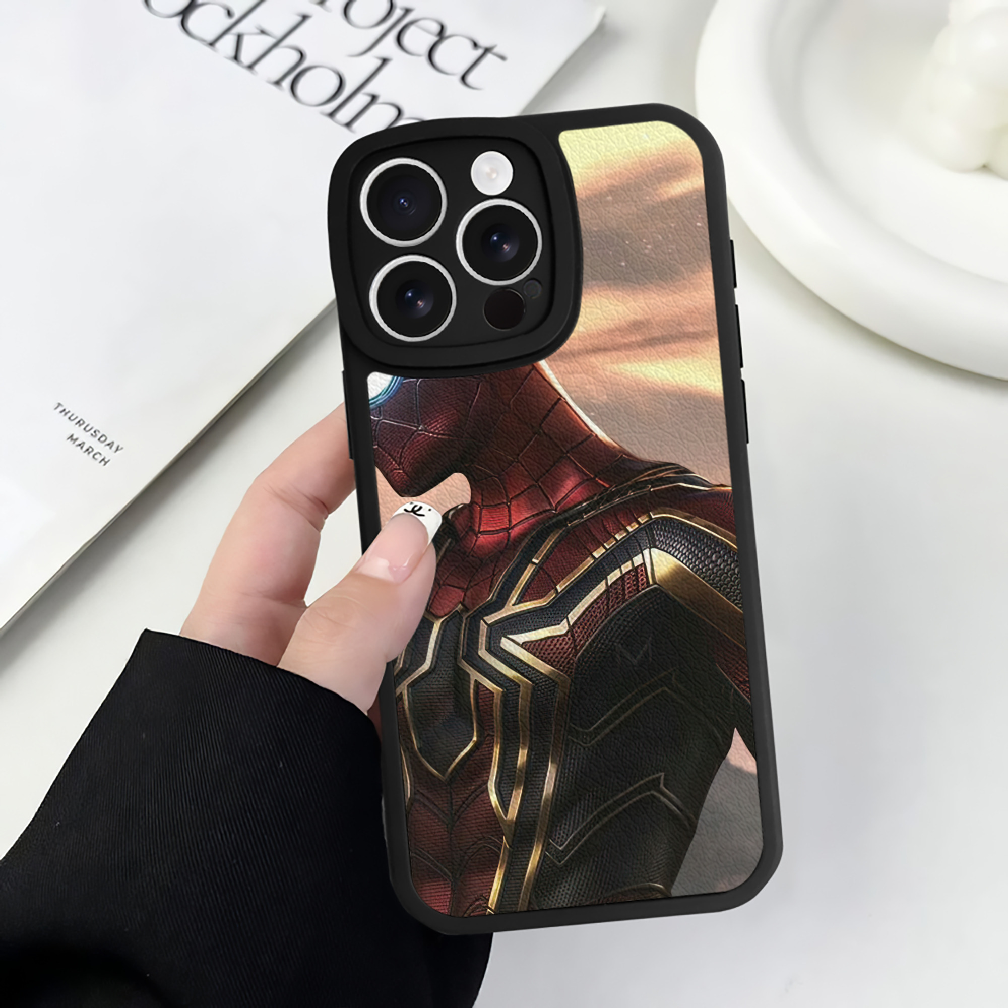 （画像用） Spider Man スパイダーマン 【iPhone 16シリーズ対応】シリコンスマホケース（レザー調） 材質：シリコン